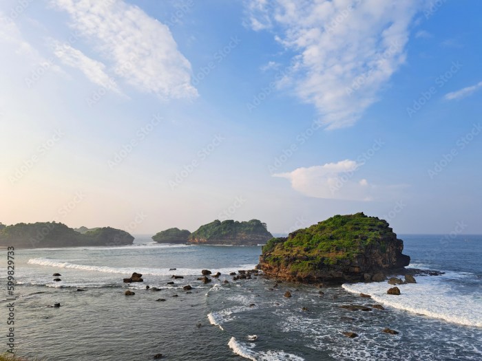 The Best Time of Year to Surf at Watu Karung Beach
