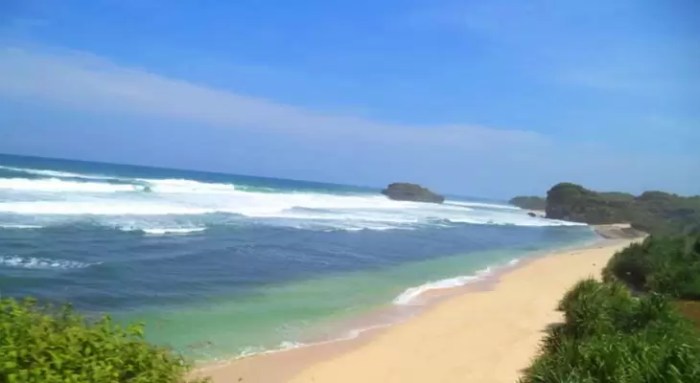The Best Time of Year to Surf at Watu Karung Beach