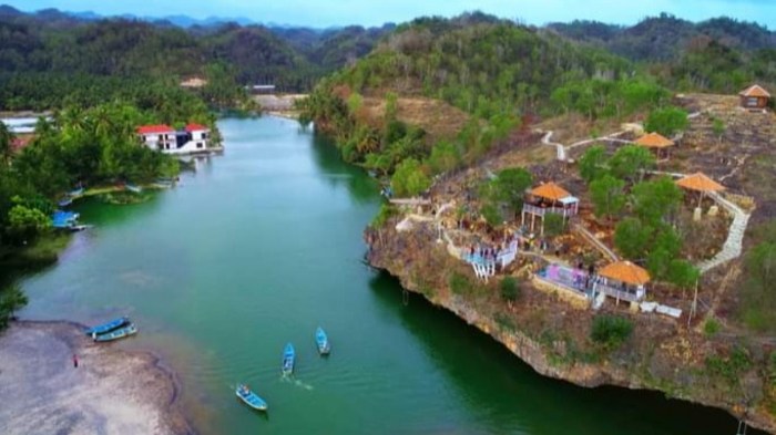 Watu karung pantai raja pacitan traveler pandu rivan Watu karung pantai raja pacitan traveler pandu rivan