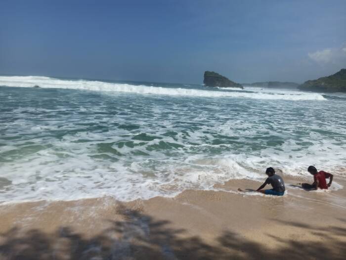 Ombak pantai kelas plengkung punya selancar