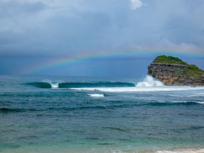 The Best Time of Year to Visit Watu Karung for Surfing