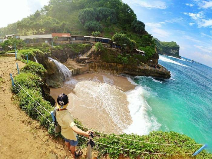 Exploring the Coastal Trails of Pacitan’s Beaches