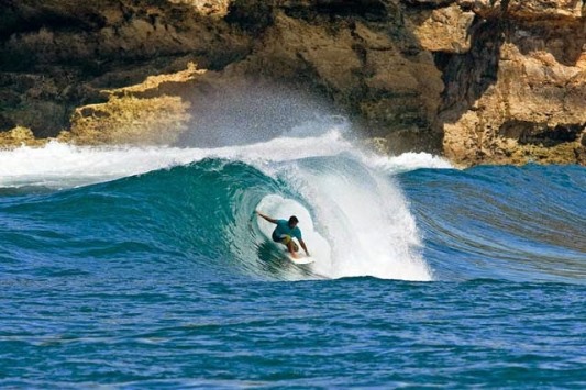 Pantai Watu Karung Pacitan, Spot Selancar Terbaik Dunia – KilasJatim.com