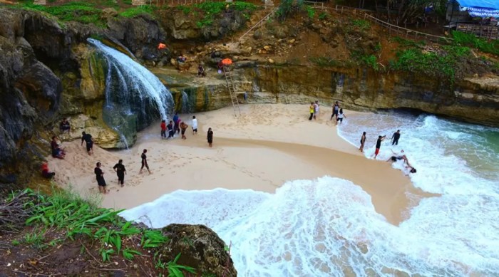 Pacitan karang bolong wisata pantai penuh keindahan