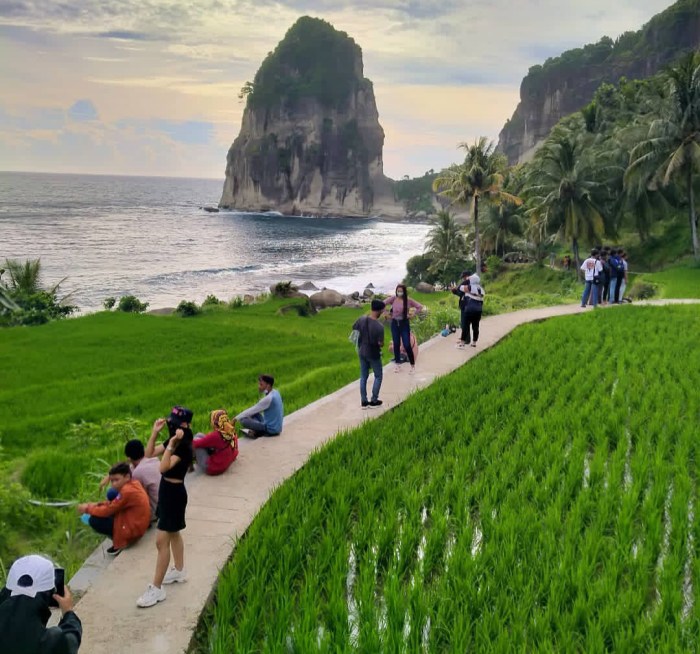 Why Pacitan’s Beaches Are Perfect for Yoga and Relaxation