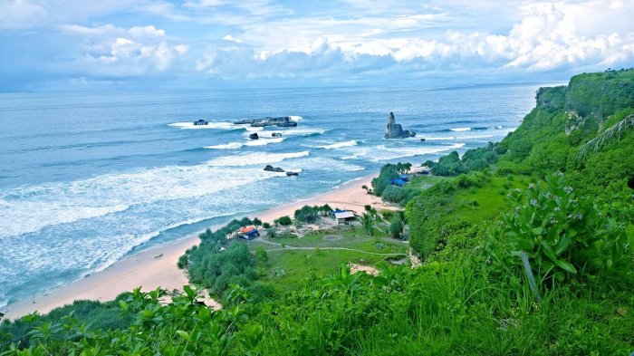 Exploring the Natural Wonders of Pacitan’s Coastline