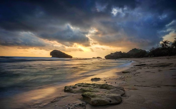 Karung watu pantai pacitan kuta pasir pelosok