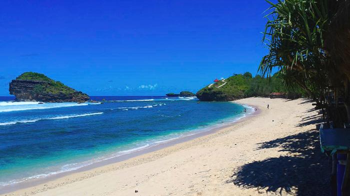 Pantai watu karung berwisata melihat peselancar sambil