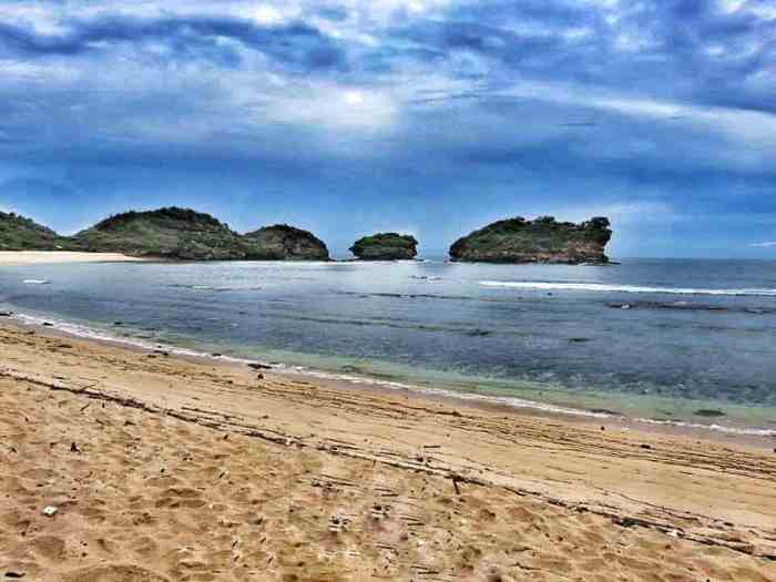 Exploring the Hidden Beauty of Watu Karung Beach Pacitan